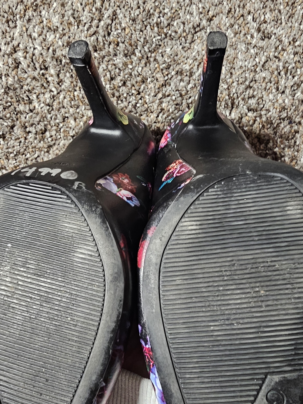 Guess Black Floral Pointed-Toe Heels with Multicolor Blooms - Picture 6 of 8